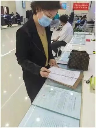 驻马店市推行政务服务“体验”模式 办事效果怎么样 群众说了算