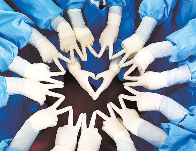 合舱任务完成后,医护人员用手指拼出"v"和心形来庆祝合舱.