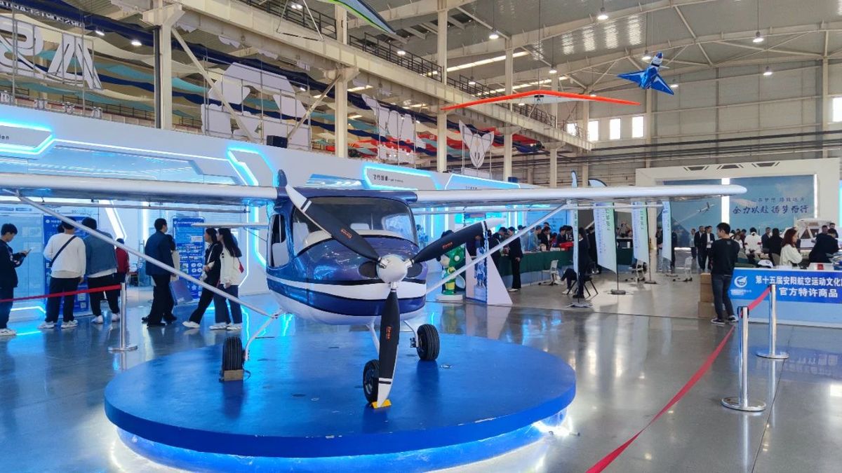 第十五届安阳航空运动文化旅游节开幕