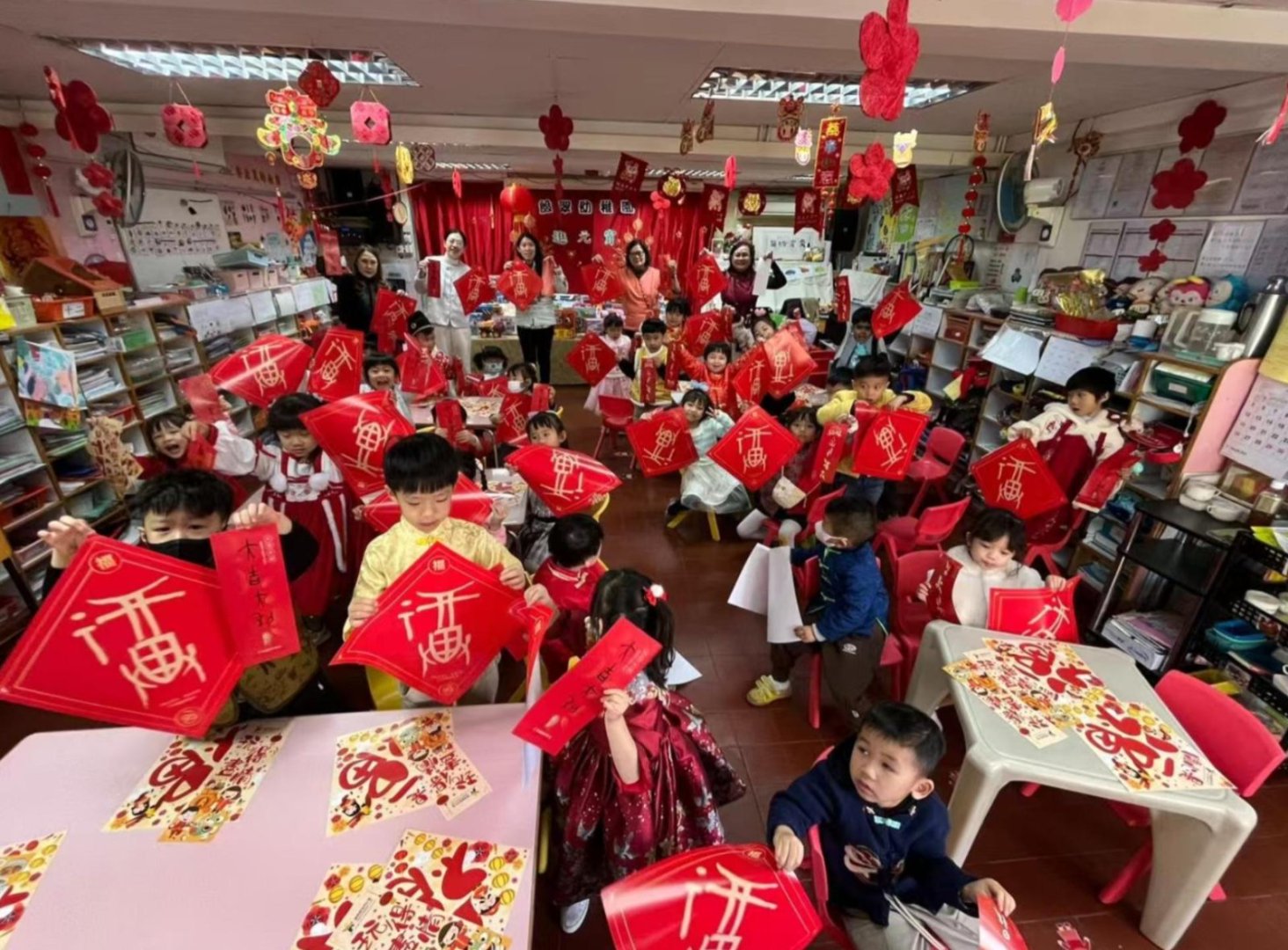 Oracle bone script Spring Festival couplets bring blessings to Hong Kong, China