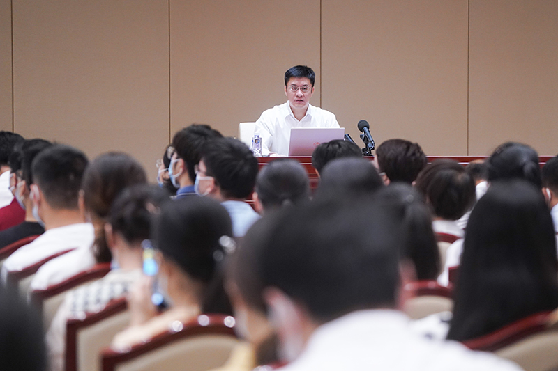 7月9日，党史学习教育中央宣讲团成员姜辉在第三场报告会上作宣讲报告。