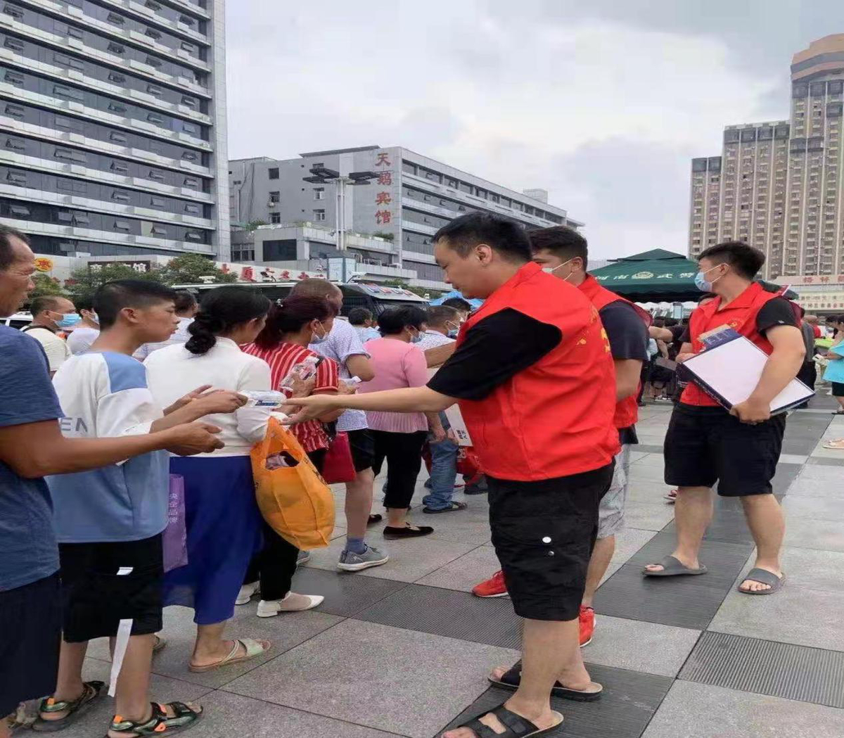 风雨砺初心  抢险担使命<br><br>——郑州德化步行街全力防汛抗洪抢险救灾