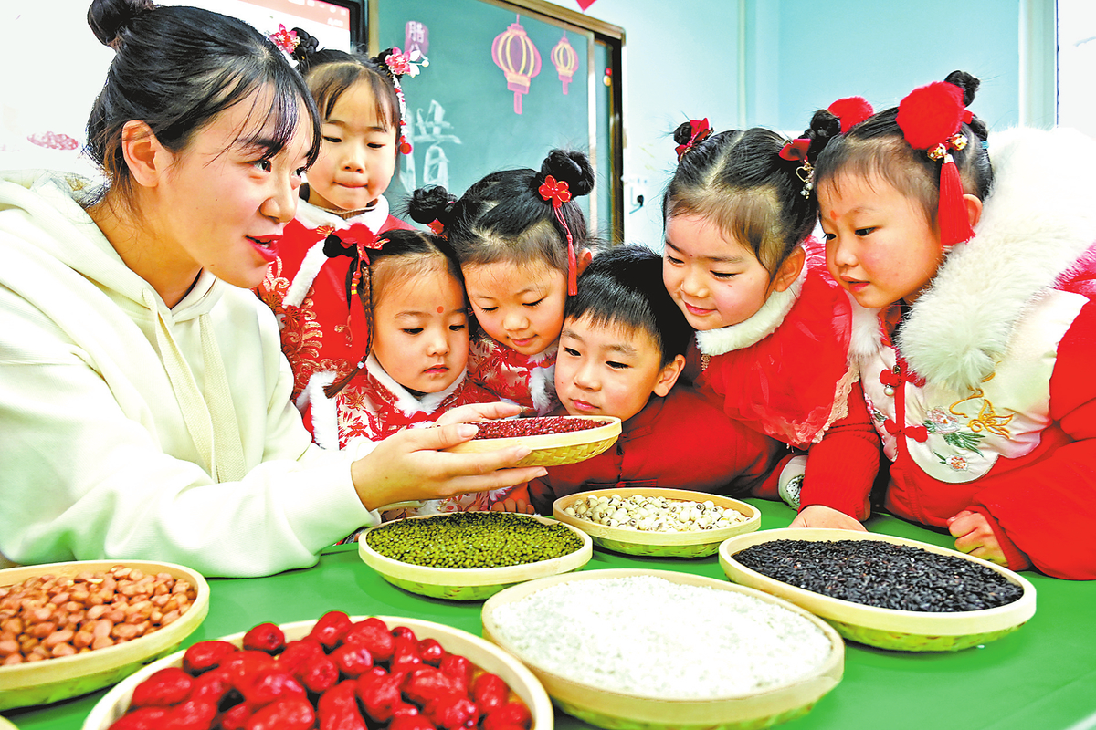 漯河市源汇区第三实验小学幼儿园举行“识五谷、迎腊八”主题民俗活动