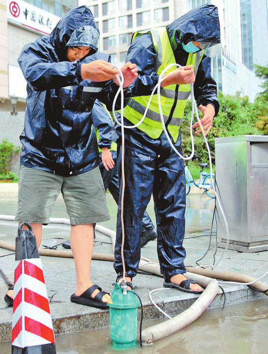 抗击风雨 “郑”在行动