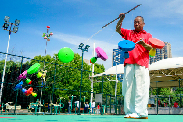 花样空竹抖出彩驻马店举办全民健身活动月空竹交流展示