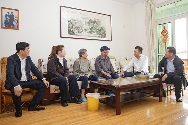 河南水投集团党委副书记、总经理周贵恒走访慰问老干部、老党员