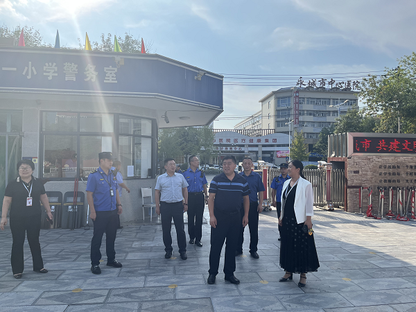 永城城管：站好护学岗 爱心助成长