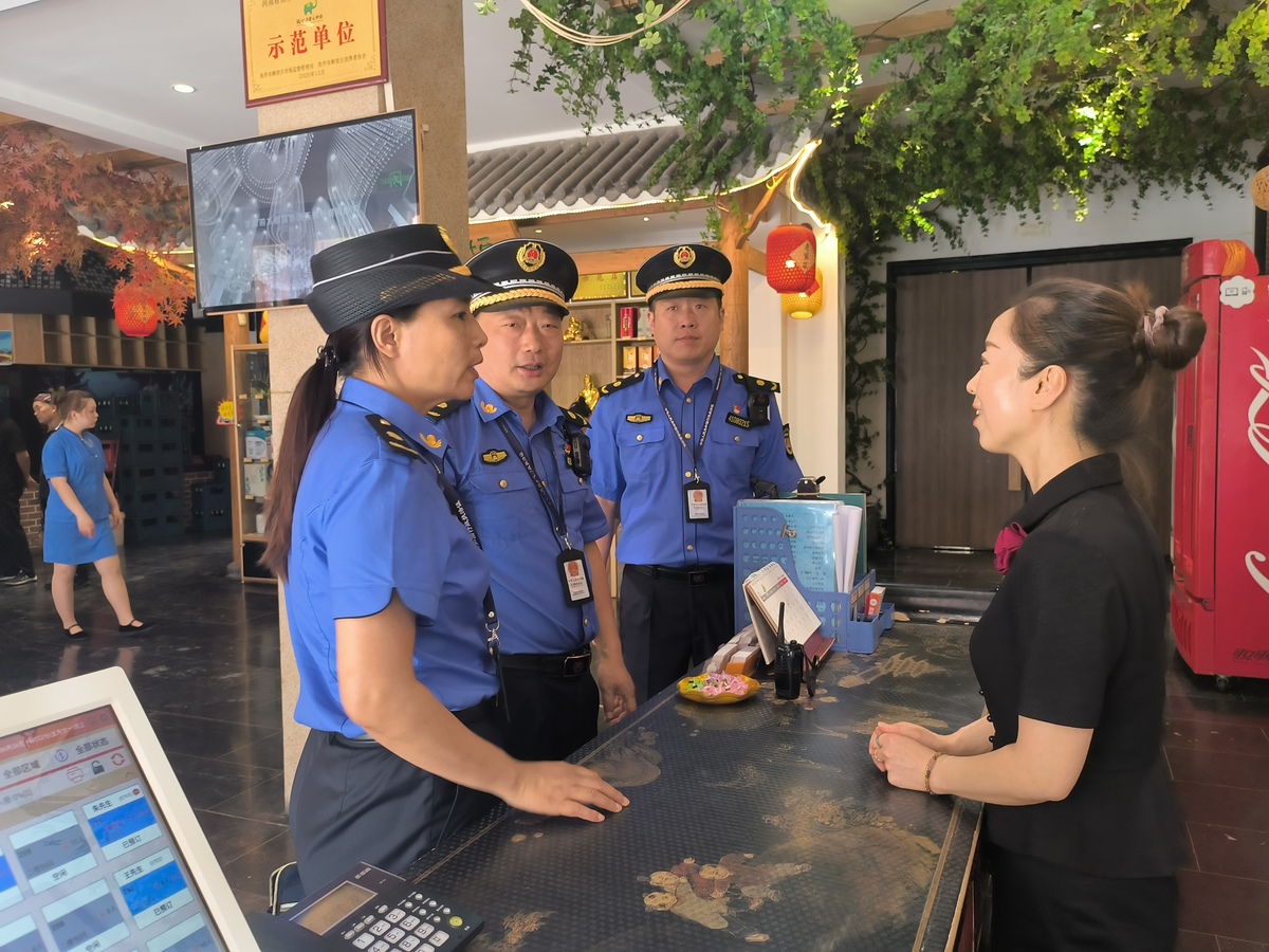 焦作：开展餐饮油烟污染治理执法服务宣传活动