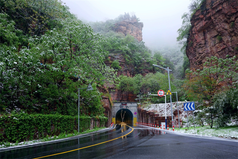 行走河南·读懂中国丨安阳林州： 春雪罩青山 美景如画卷
