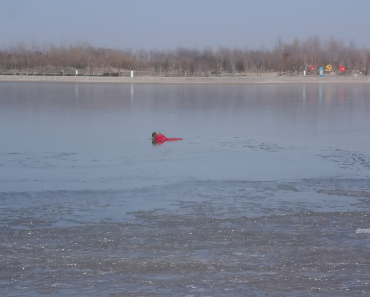 -5℃的郑州，他们俩湖中救人的举动温暖了整座城