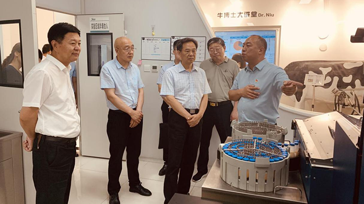 王承啟副廳長(zhǎng)與鄭州市李喜安副市長(zhǎng)一行調(diào)研兩牛種業(yè)發(fā)展情況