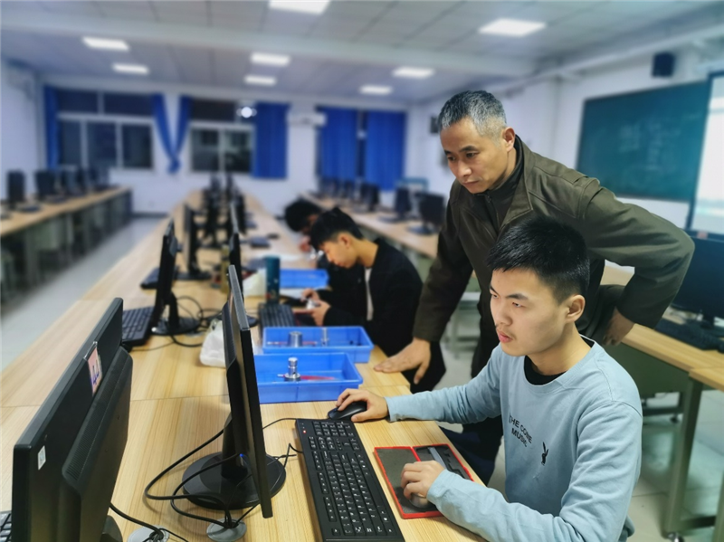 河南职业教育对新疆生产建设兵团第十三师职业技术学校师生进行技能竞赛集训