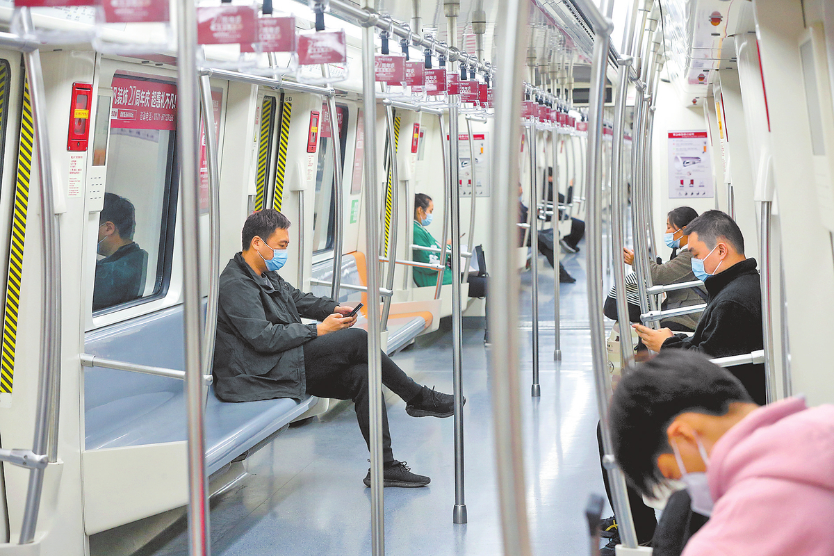 市民乘坐郑州地铁出行