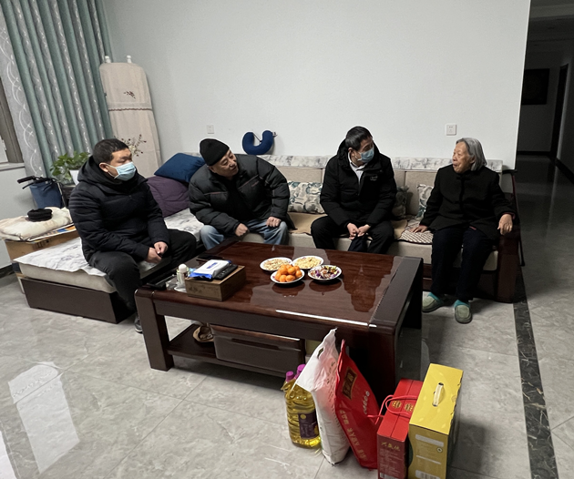 省体育场领导班子成员慰问老红军家属、离退休老干部