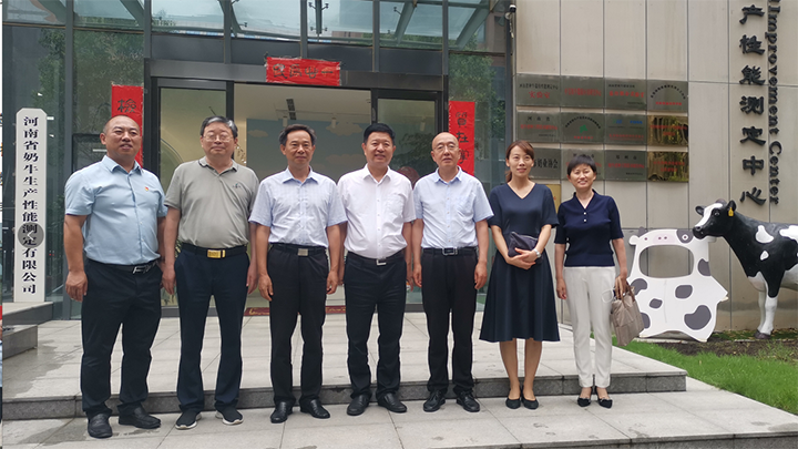 王承啟副廳長(zhǎng)與鄭州市李喜安副市長(zhǎng)一行調(diào)研兩牛種業(yè)發(fā)展情況