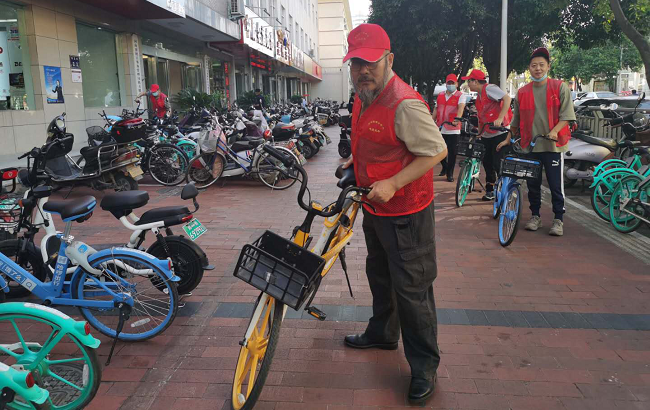 省直保障房中心开展“规范共享单车停放 助力文明城市创建”志愿者活动