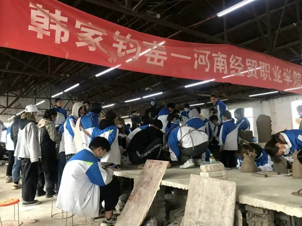 河南经贸职业学院：传统工艺现代设计，让学生邂逅钧瓷之美……