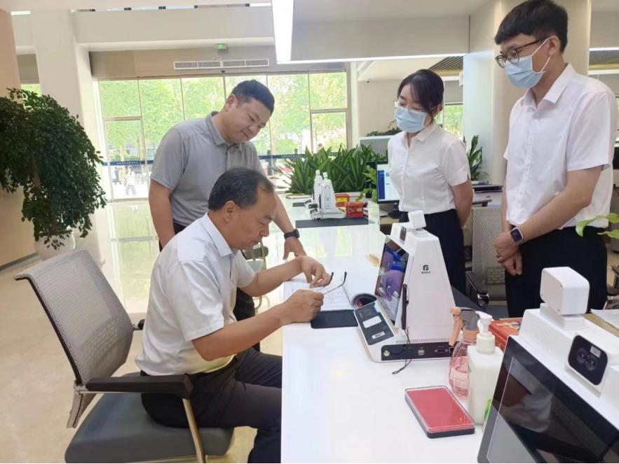 驻委纪检监察组组长、委党组成员李振明深入省营商环境投诉举报中心调研