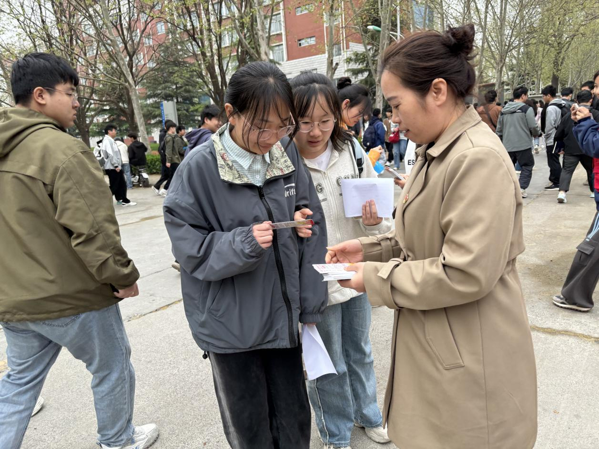 郑州科技学院外国语学院教工第二党支部：巧借外译之帆，弘扬雷锋精神