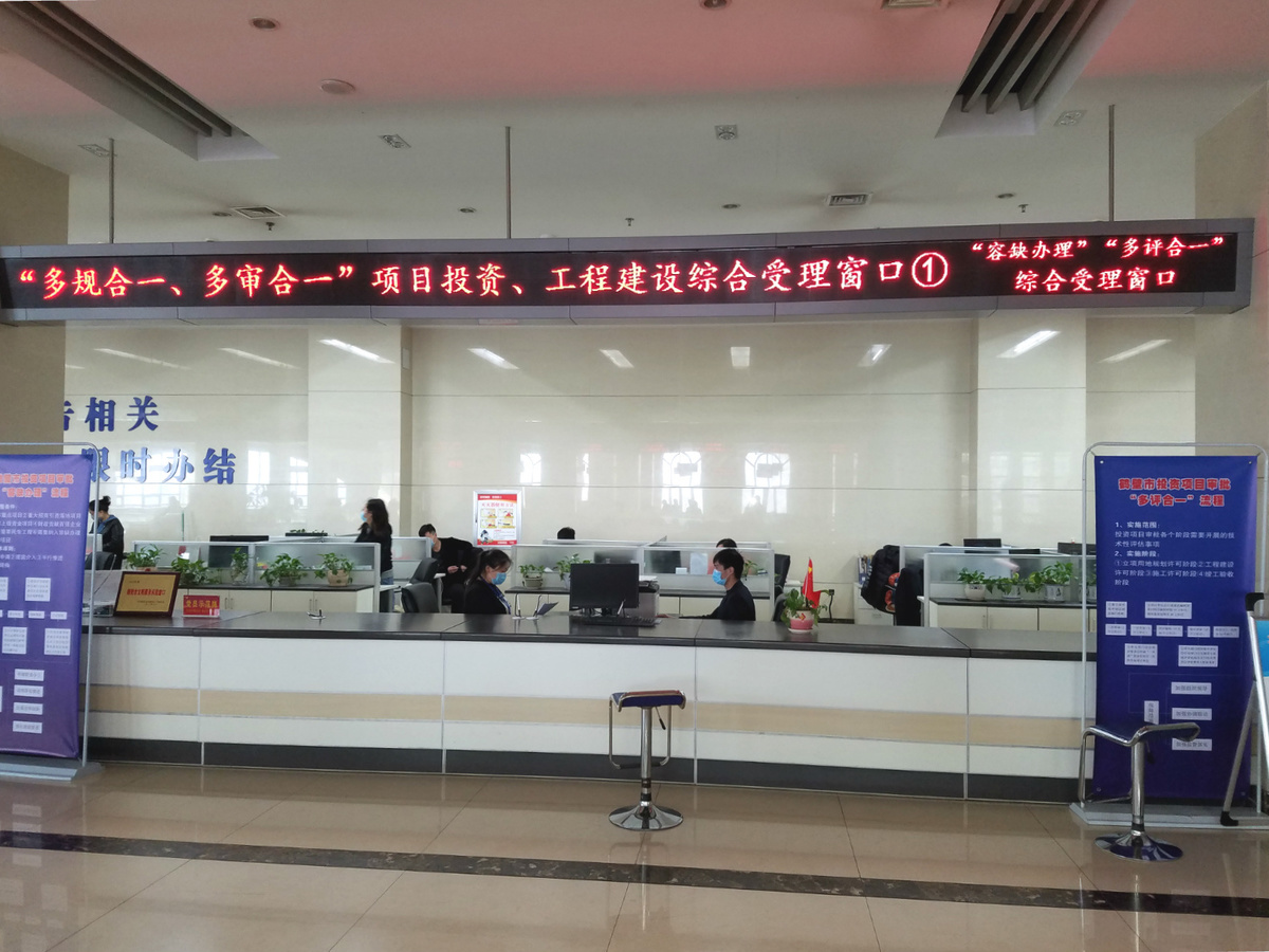 工程建设项目审批改革后,办事窗口不见排队等候的人群,坐在办公室就可
