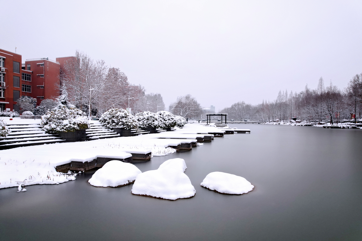 校园雪景