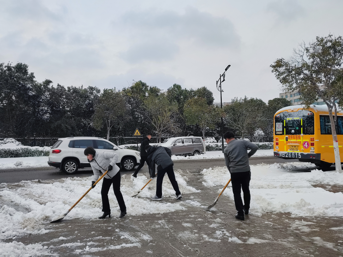 冬日初雪悄然至 审计干部清雪忙 ——开封市审计局开展扫雪除冰活动