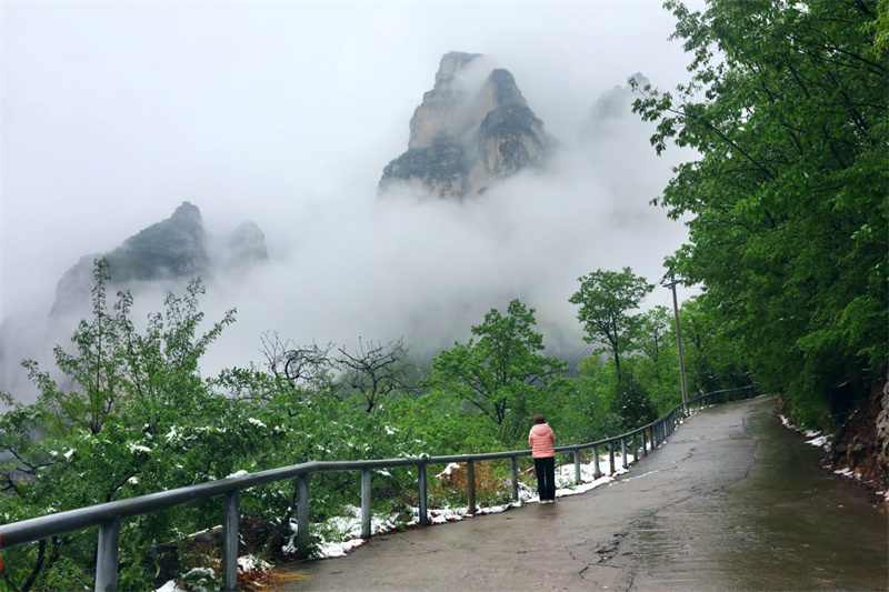 行走河南·读懂中国丨安阳林州： 春雪罩青山 美景如画卷