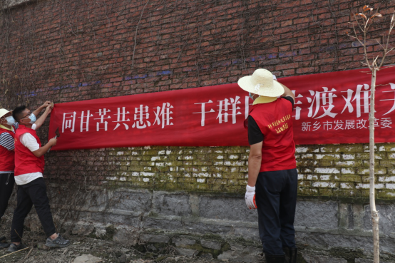 新乡市发展改革委把主题党日活动开到灾后重建一线