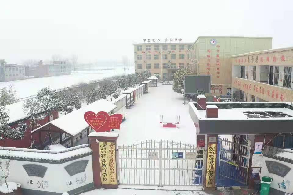 校园雪景