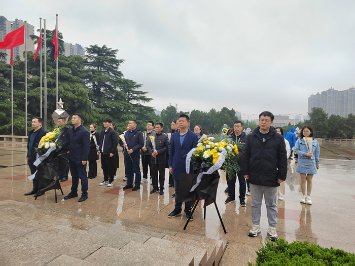 河南省文物局组织开展清明节祭扫烈士陵园活动