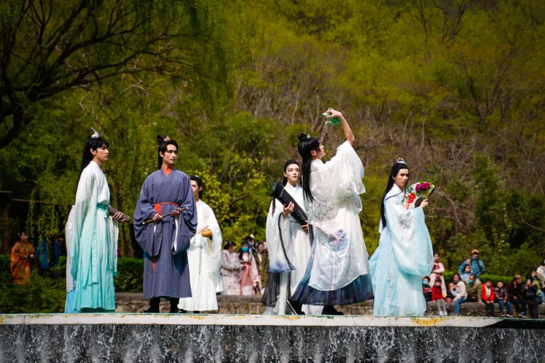 同时,作为"竹林七贤"隐居地,云台山汉服花朝节设置了竹林七贤舞台秀
