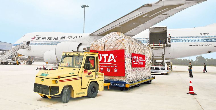 工作人員在鄭州機場完成貨物裝載