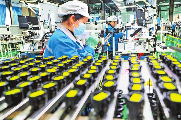 光山县新宝汽车电器有限公司生产车间里,工人正在生产各种汽车线束