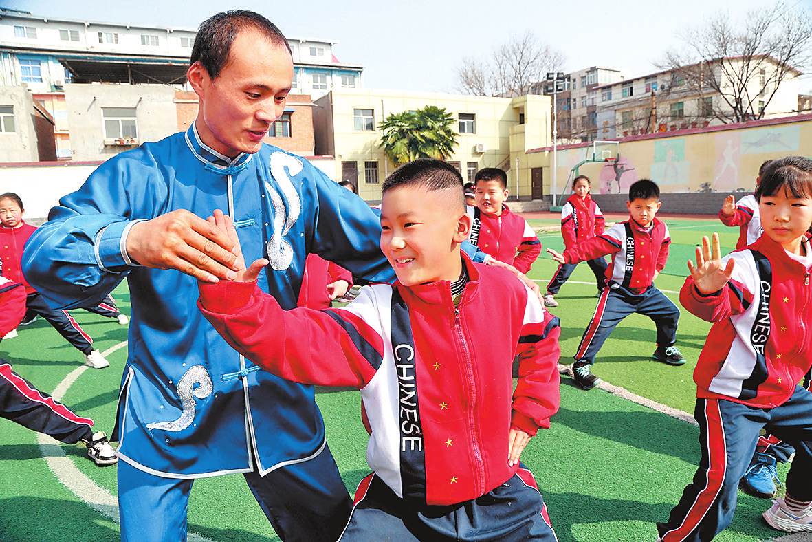 焦作市解放区焦西小学学生练习太极拳