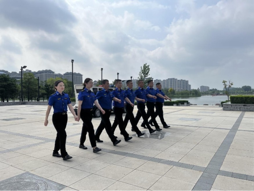 开封市建筑垃圾管理所执法人员训练队列 强精神砺作风铸精兵