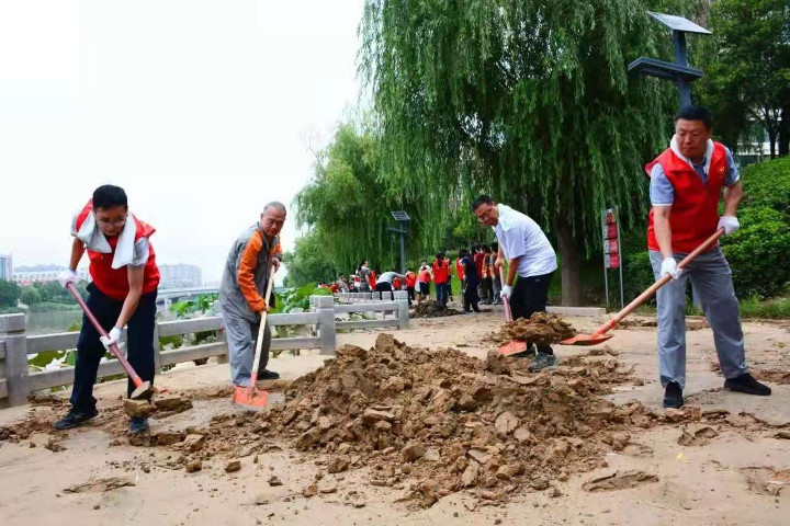 省人防办防汛抢险救灾党员志愿者服务队组织开展“全城清洁”行动