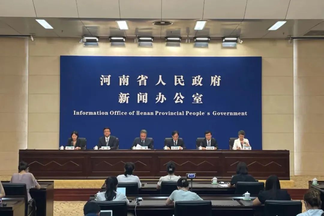 省财政厅党组成员、副厅长李铭出席省政府新闻发布会并回答记者提问