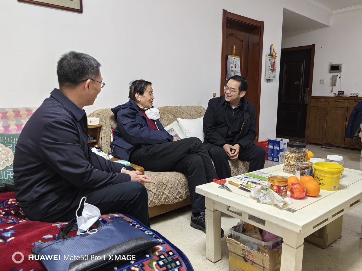 孙巍峰厅长春节前夕慰问厅离退休老同志