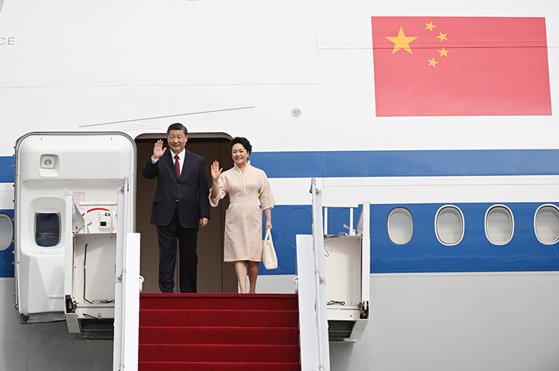 习近平抵达印度尼西亚巴厘岛出席二十国集团领导人第十七次峰会