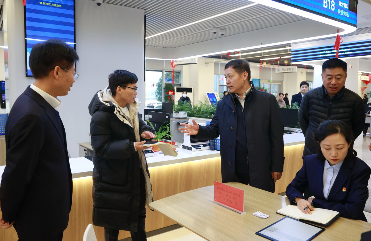高义厅长看望慰问进驻省政务服务中心工作人员