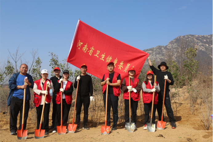 省卫生健康委积极参加2023年义务植树活动