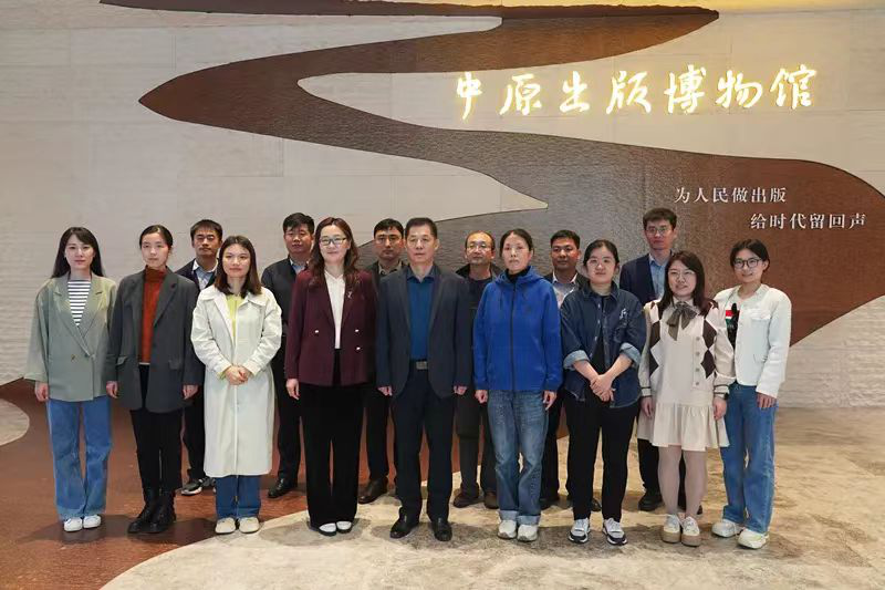 省政府国资委携手中原出版传媒集团开展青年读书活动