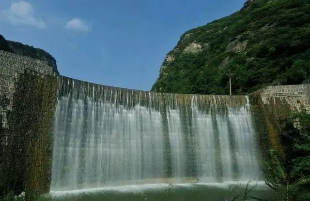 浮戏山：山与瀑呼应，更似“人间仙境”