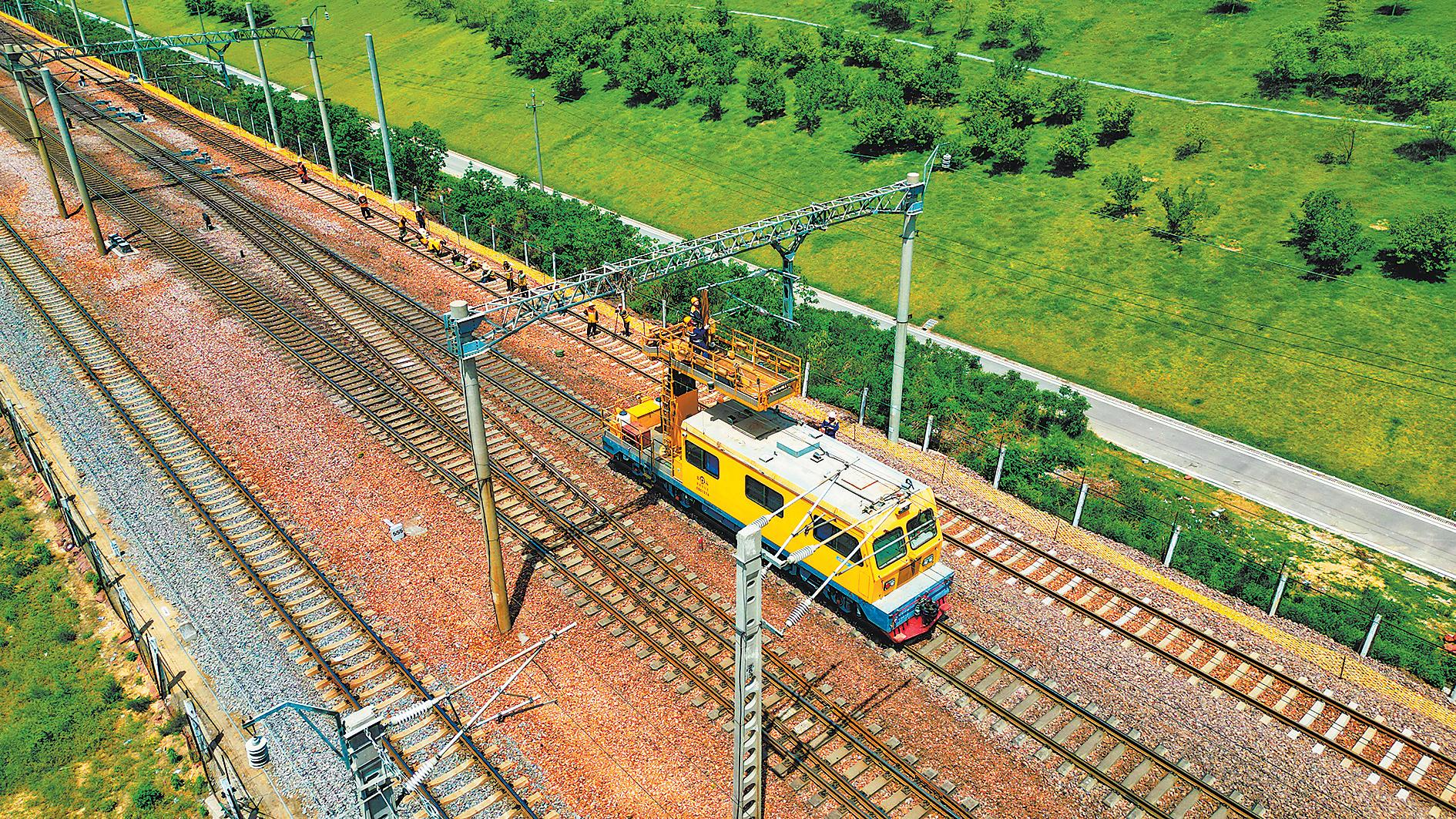 夏日到来,为确保供电设备运行安全,中国铁路郑州局集团有限公司郑州