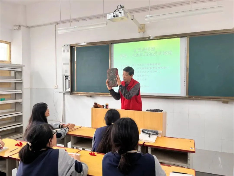 周口：剪纸、木版年画沉浸式体验活动走进校园