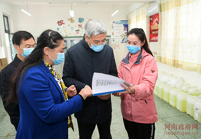 尹弘检查学校开学准备工作
