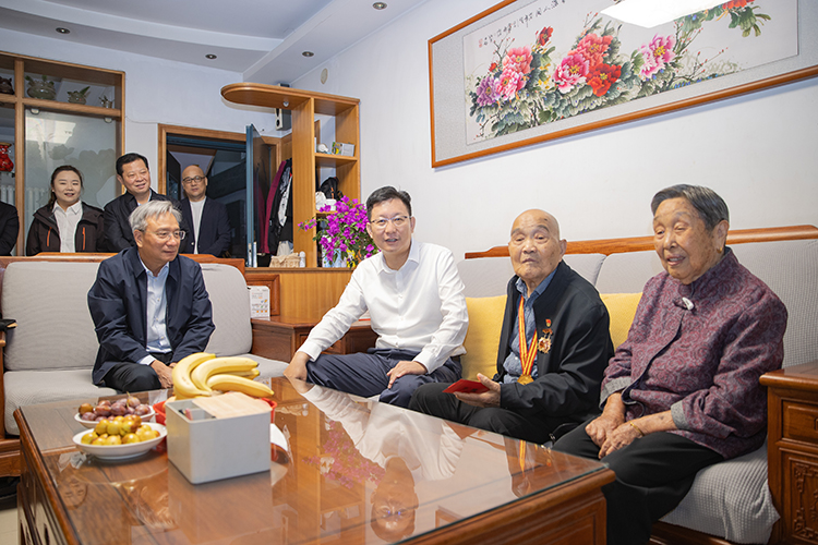 河南水投集团党委副书记、总经理周贵恒走访慰问老干部、老党员