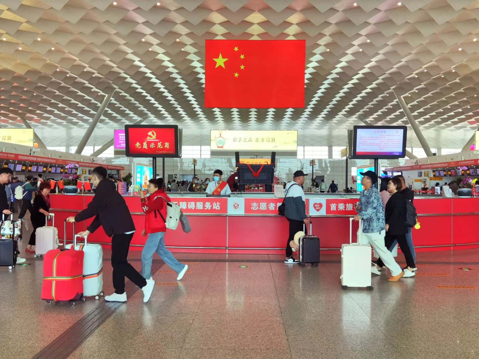 Zhengzhou airport sees 660 thousand passenger throughput during double holiday