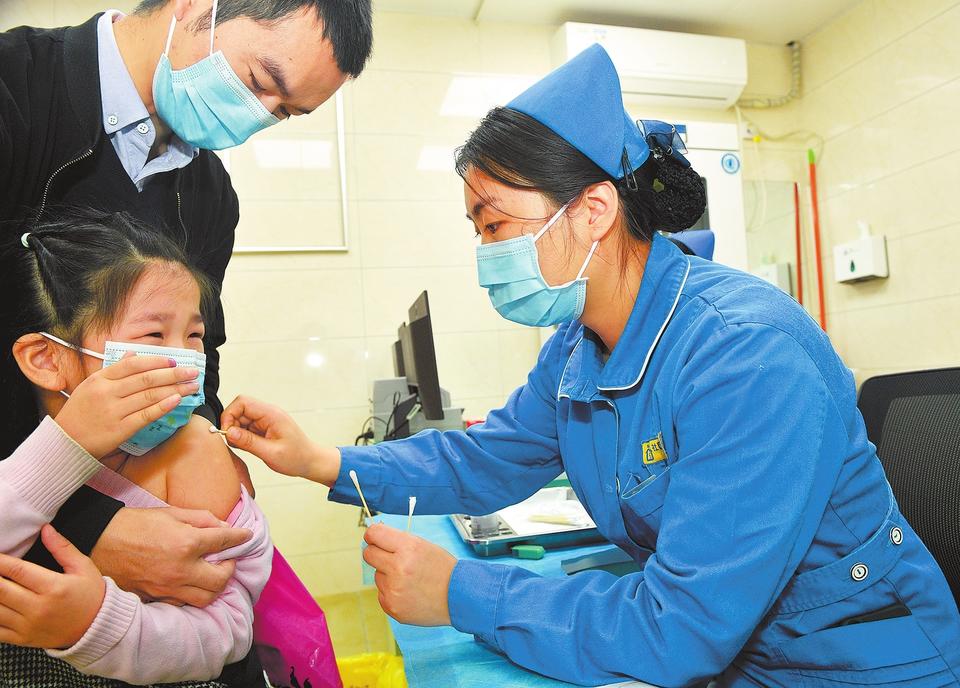 郑州医护人员为3—11岁孩子接种新冠疫苗