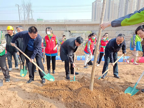 为郑州铁路沿线增绿添彩